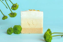 Cargar imagen en el visor de la galería, Jabón de Calendula y Cúrcuma - Kala Artesanal