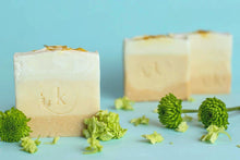 Cargar imagen en el visor de la galería, Jabón de Calendula y Cúrcuma - Kala Artesanal